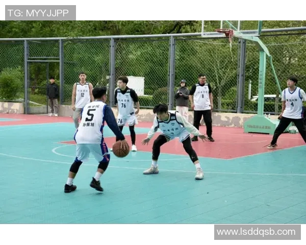 洲际杯赛场回顾杭州篮球队默契配合展现团队精神与战术智慧